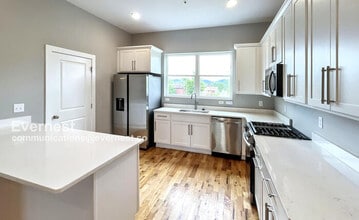 1067 Montague Pl in Chattanooga, TN - Foto de edificio - Building Photo