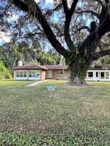 11850 Schambeau Rd in San Antonio, FL - Building Photo