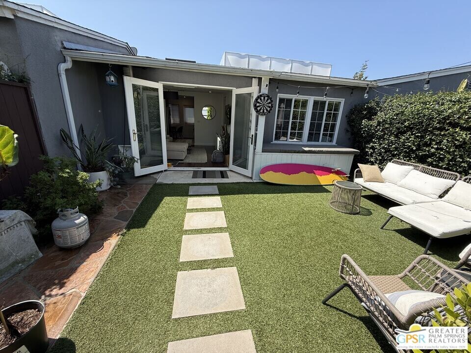 2032 Ocean Park Blvd in Santa Monica, CA - Building Photo