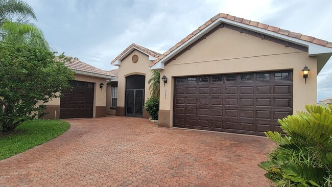 property at 3587 Somerset Cir