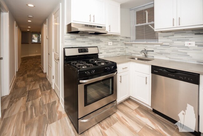 2326 N Southport Ave, Unit G in Chicago, IL - Building Photo - Building Photo