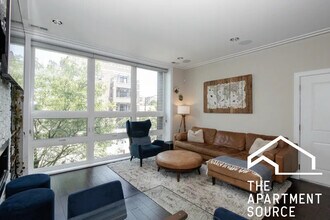 1327 W Grand Ave in Chicago, IL - Building Photo - Building Photo