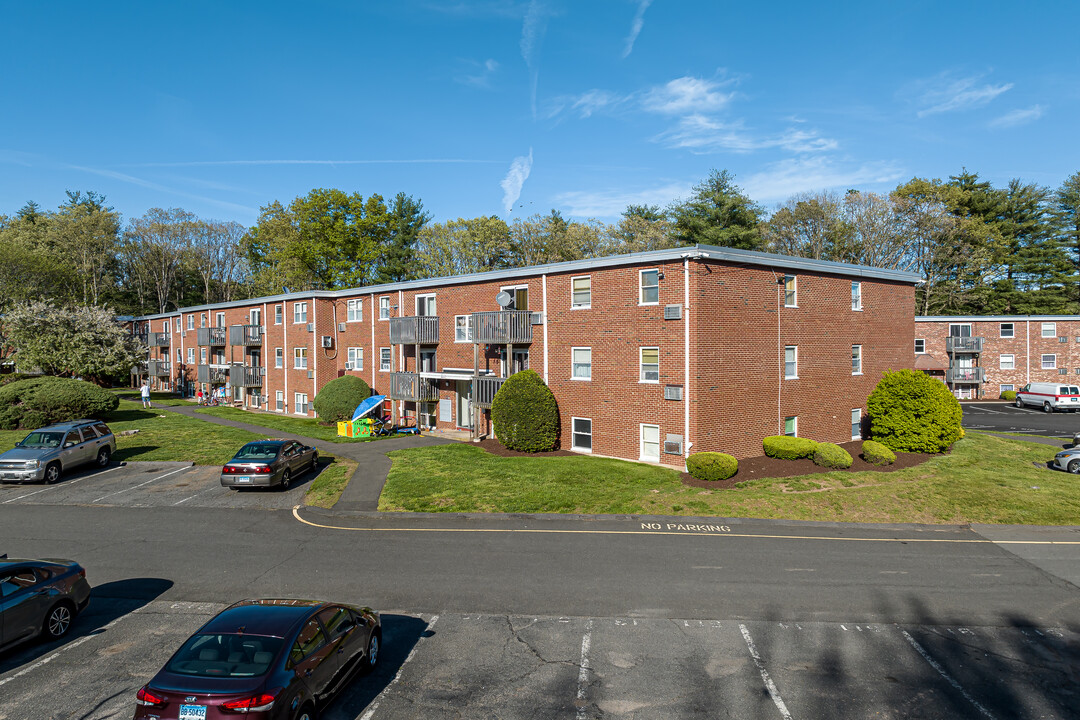 Pinewood Terrace Condominiums in Bristol, CT - Foto de edificio