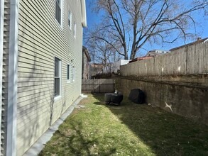 126 Orchard St, Unit 2 in Woonsocket, RI - Foto de edificio - Building Photo