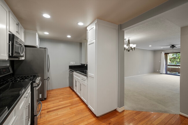 15231 Magnolia Blvd, Unit #221 in Sherman Oaks, CA - Building Photo - Building Photo