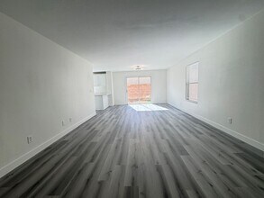 6339 W Silver Ribbon Ct in Las Vegas, NV - Building Photo - Building Photo