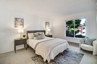 242 Marina Lakes Dr, Unit 242 Marina Lakes in Richmond, CA - Building Photo - Building Photo