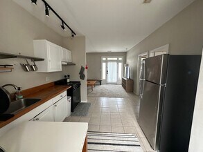 320 Randolph Ave in Cape Charles, VA - Foto de edificio - Building Photo