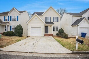 429 Village Bluff Dr in Lawrenceville, GA - Building Photo