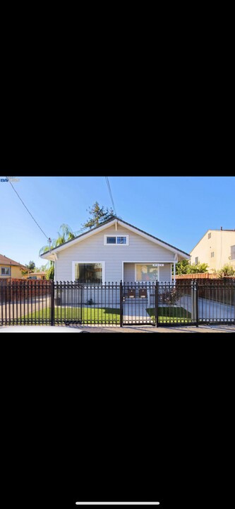 9315 Hillside St in Oakland, CA - Foto de edificio