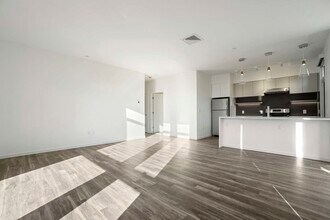 839 Beacon St, Unit 206 in Boston, MA - Foto de edificio - Building Photo