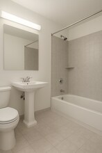 350 W 46th St, Unit 5A in New York, NY - Building Photo - Building Photo