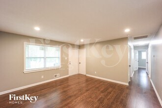 743 Oak Dr in Riverdale, GA - Foto de edificio - Building Photo