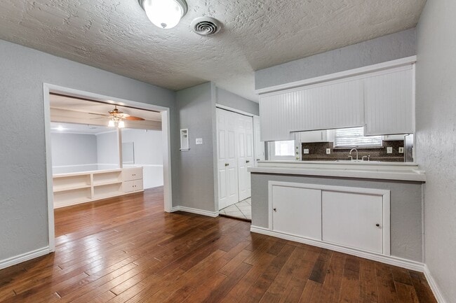 205 Valencia Dr in Garland, TX - Foto de edificio - Building Photo