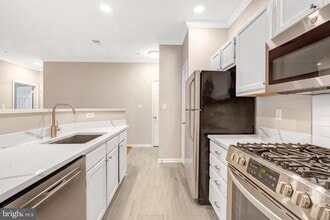 1701 Lake Shore Crest Dr in Reston, VA - Building Photo - Building Photo