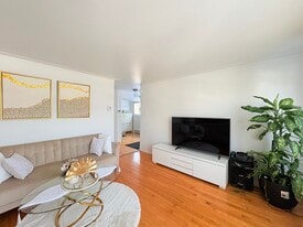 8570 De Teck Rue in Montréal, QC - Building Photo