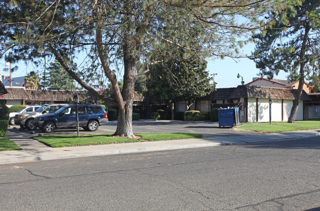 Redwood Apartments in Atwater, CA - Foto de edificio - Building Photo