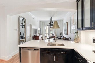 2277/2255 Peachtree Rd NE in Atlanta, GA - Foto de edificio - Building Photo