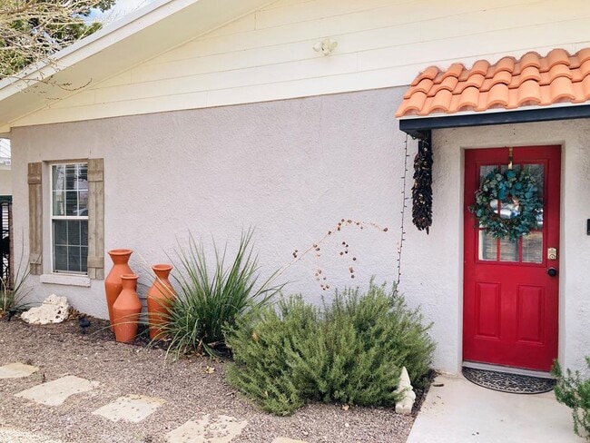 property at 104 E Waco St