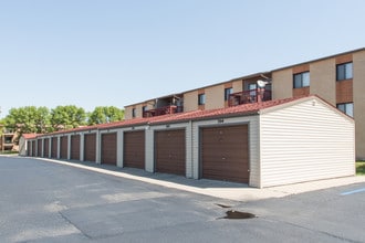 Skaff Apartments: Building 1208 28th Ave S in Moorhead, MN - Foto de edificio - Building Photo