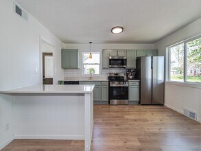 140 Carol Ln in St. Paul, MN - Building Photo - Building Photo
