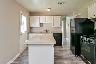 712 McCardell Dr in Channelview, TX - Building Photo - Building Photo