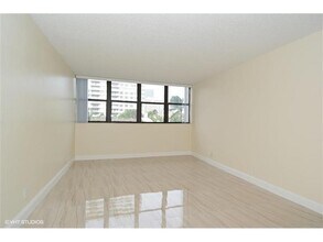 2050 S Ocean Dr in Hallandale Beach, FL - Building Photo - Building Photo
