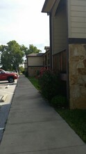 413 Lion Dr, Unit 202 in Leander, TX - Foto de edificio - Building Photo