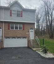 2644 Birchwood Ln in Oakdale, PA - Building Photo