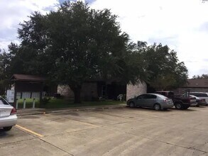 112 Dixon Dr in Devine, TX - Building Photo - Building Photo