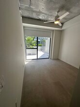 198 NW 24th St, Unit B2 in Miami, FL - Foto de edificio - Building Photo