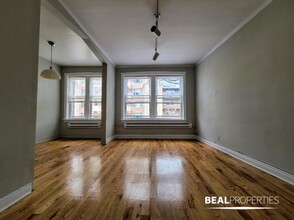 511 W Melrose St in Chicago, IL - Foto de edificio - Building Photo