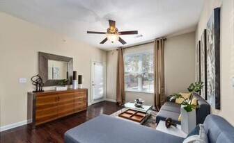 2205 W Walker St in League City, TX - Building Photo