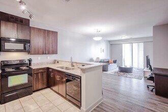 121 E Freedom Way in Cincinnati, OH - Foto de edificio - Building Photo