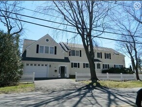 247 Ocean Ave, Unit 2 in Marblehead, MA - Foto de edificio - Building Photo