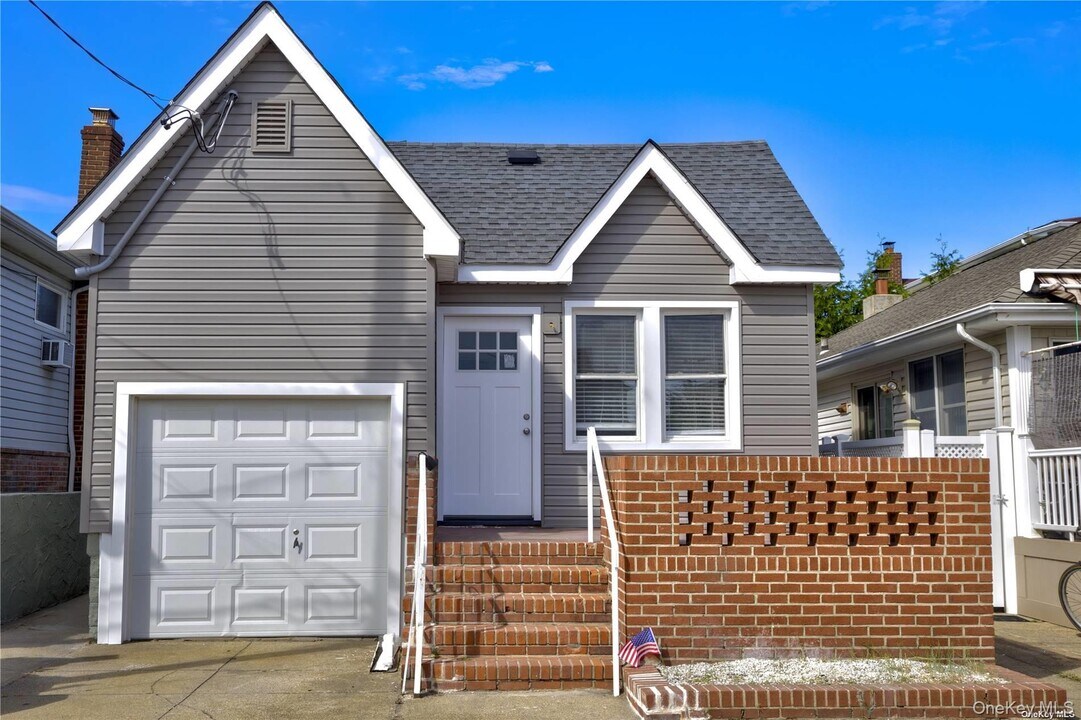 39 Oswego Ave in East Atlantic Beach, NY - Building Photo