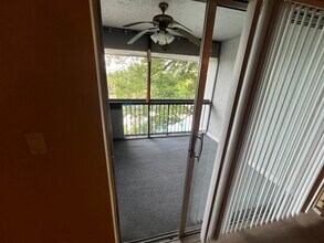 711 N Pine Island Rd, Unit 417 in Plantation, FL - Building Photo - Building Photo