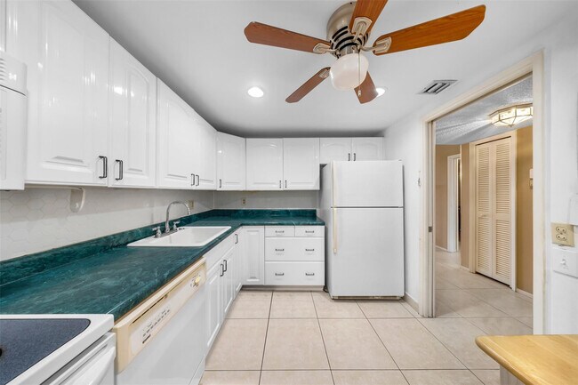 2681 S Course Dr in Pompano Beach, FL - Foto de edificio - Building Photo