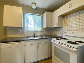 8921 W 98th Terrace in Overland Park, KS - Building Photo - Building Photo
