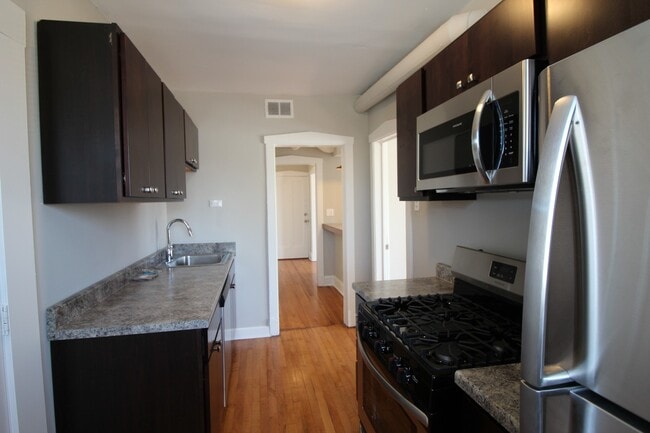 4402 W Belden Ave, Unit 2 in Chicago, IL - Foto de edificio - Building Photo