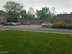 1875 Forest Hills Blvd in Cleveland, OH - Foto de edificio - Building Photo