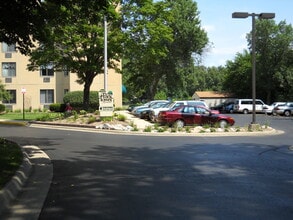 Park Towers Apartments in Loves Park, IL - Foto de edificio - Building Photo
