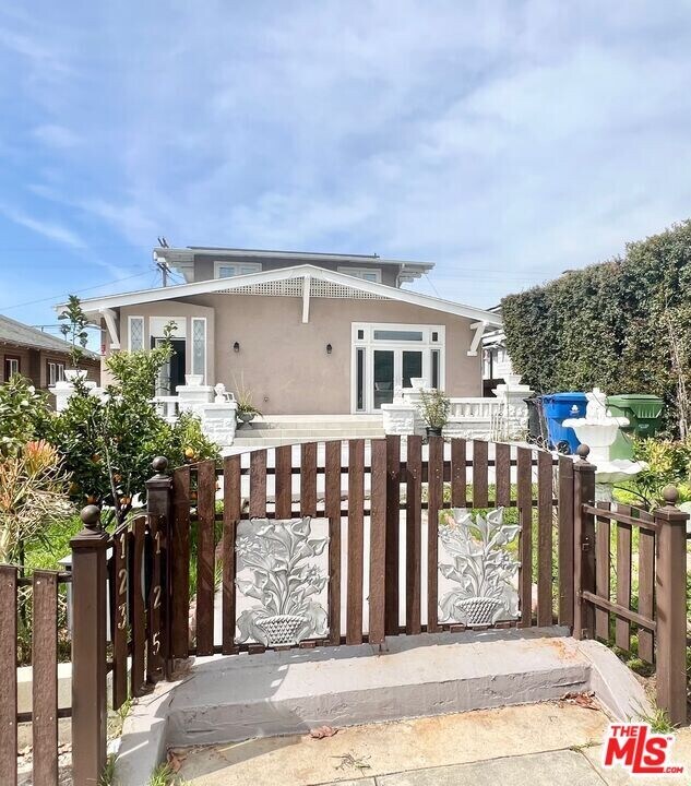 123 S Hobart Blvd in Los Angeles, CA - Building Photo