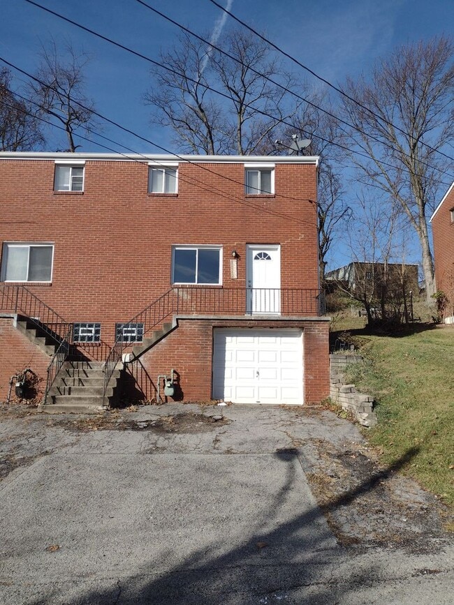 3042 Canbet Dr in Pittsburgh, PA - Building Photo - Building Photo