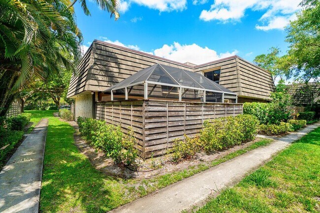 1311 13th Terrace in Palm Beach Gardens, FL - Building Photo - Building Photo
