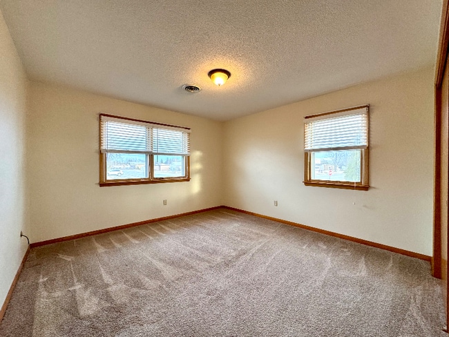 214 8th Ave SE in Oelwein, IA - Building Photo - Building Photo