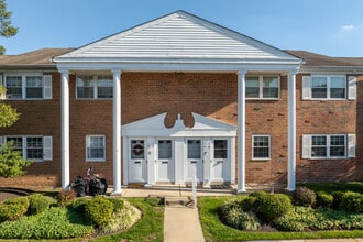 Orangewood Apartments in Levittown, PA - Foto de edificio - Building Photo
