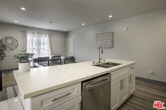 1559 1/2 S Harvard Boulevard Unit in Los Angeles, CA - Foto de edificio - Building Photo