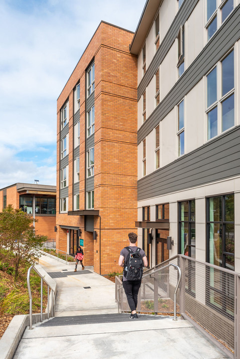 7000 Campus Living in Shoreline, WA - Building Photo