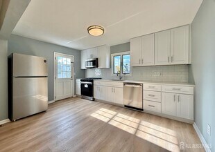 33 Windsor Dr in East Brunswick, NJ - Building Photo - Building Photo